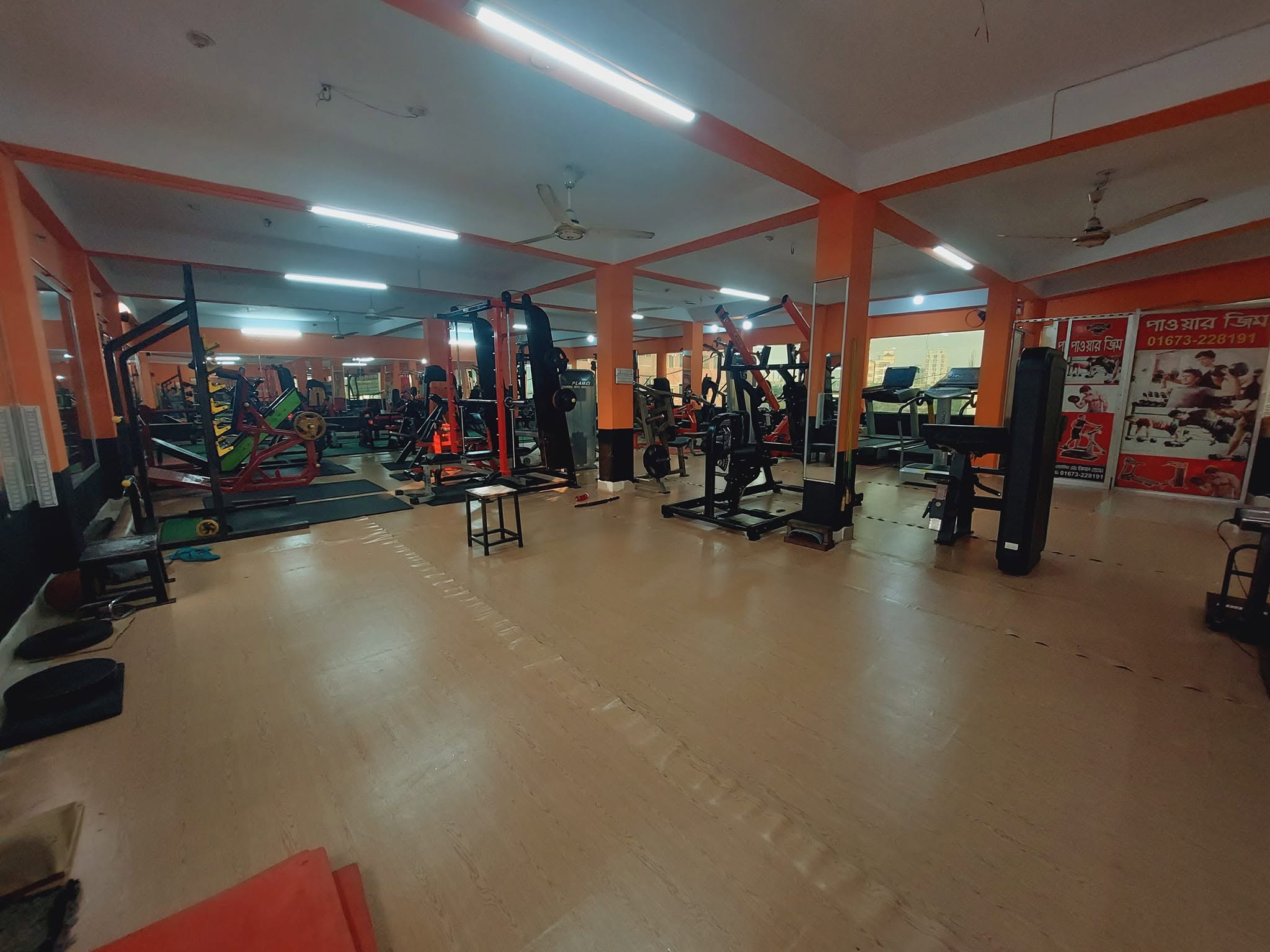 পাওয়ার জিমে লেগ ট্রেনিং